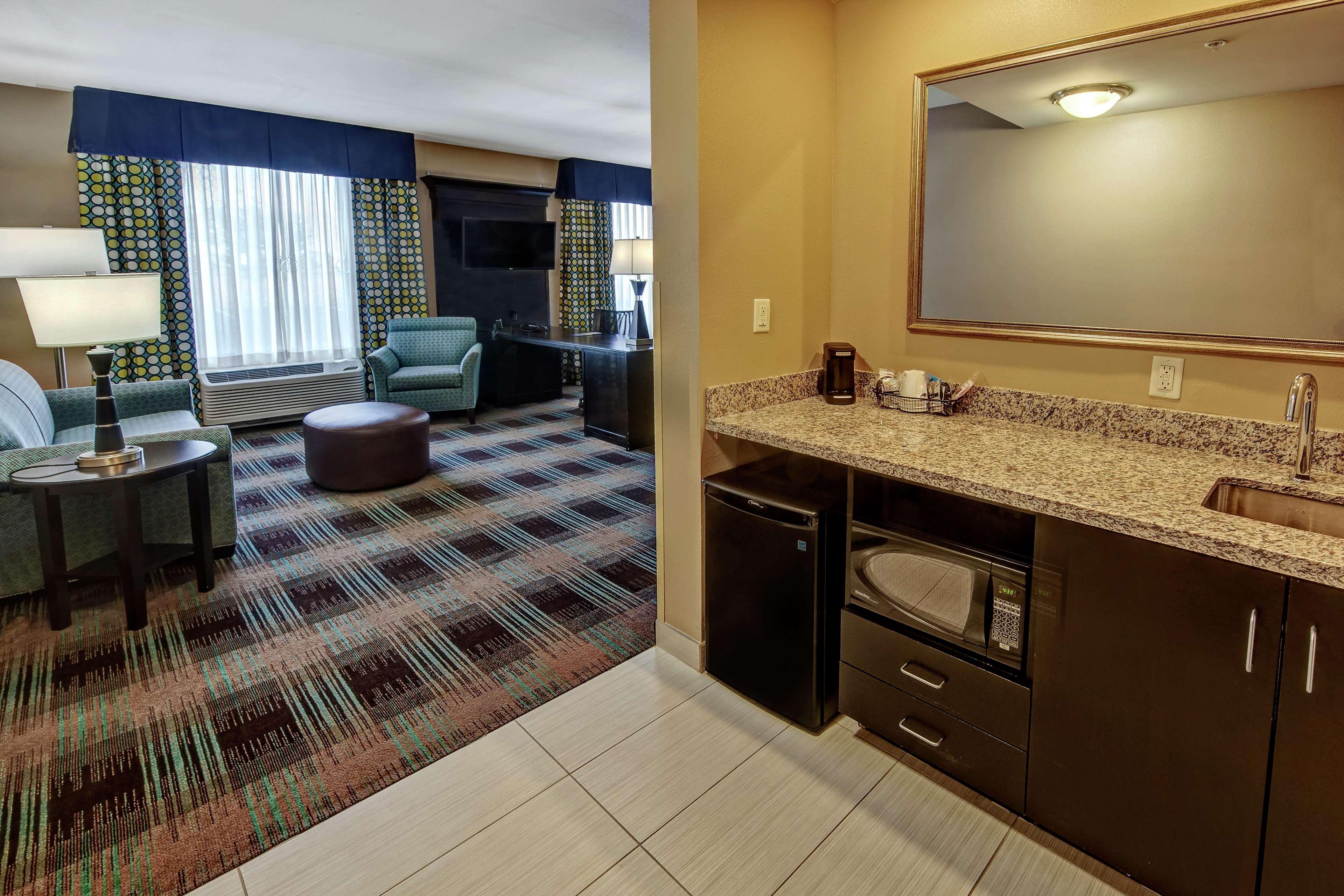 Hampton & Hotel