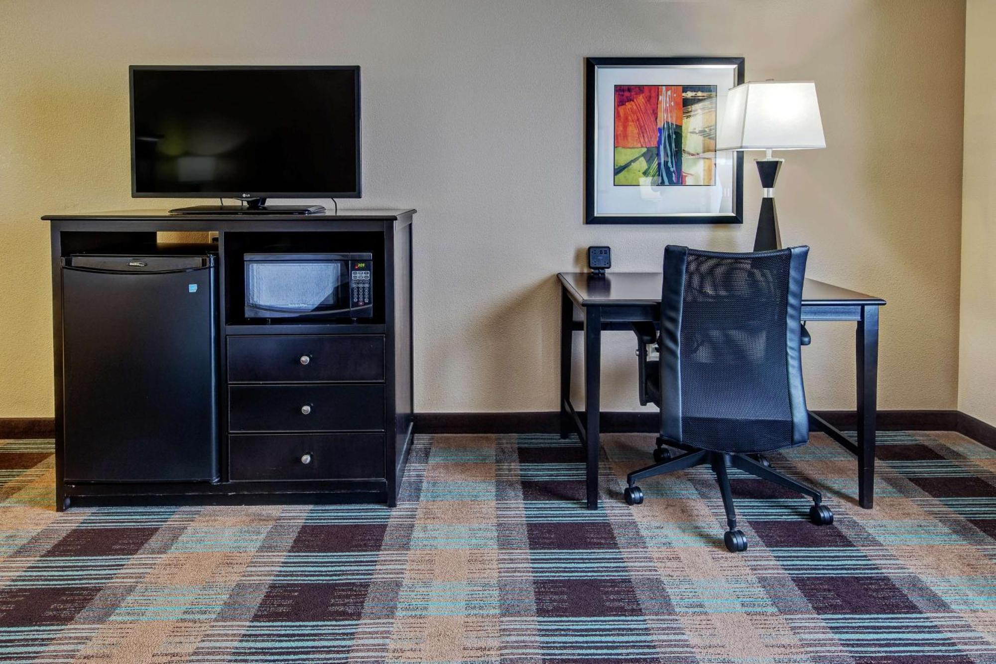 Hampton & Hotel Clarksville